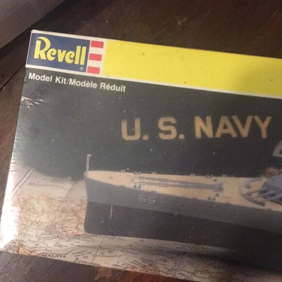 Vintage 1988 U.S.S. North Carolina Model Kit - Picture 4 of 6